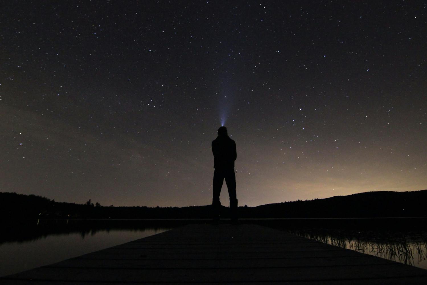 Lys i panden Person med pandelampe under himlen